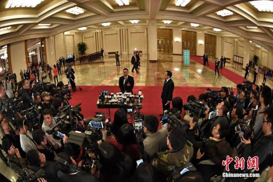 3月8日，十二届全国人大五次会议举行第二次全体会议，“部长通道”受到众多记者关注。<a target='_blank' href='http://www.chinanews.com/'>中新社</a>记者 金硕 摄