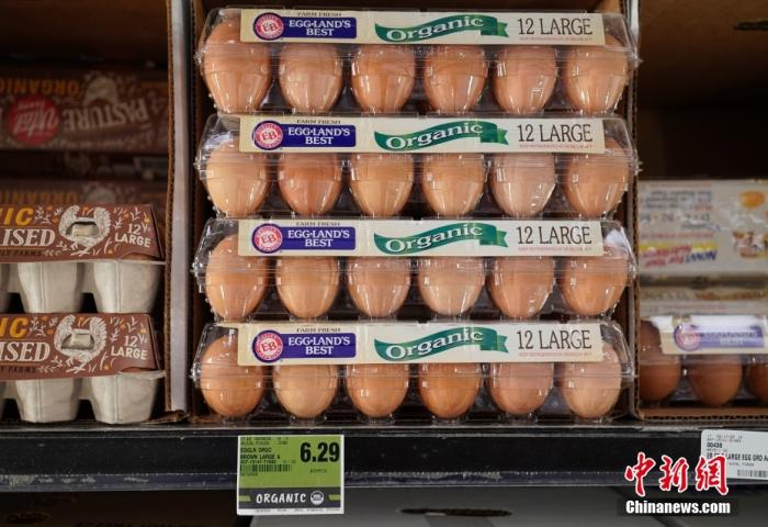 资料图：美国一超市货架上的鸡蛋。<a target='_blank' href='/'>中新社</a>记者 刘关关 摄